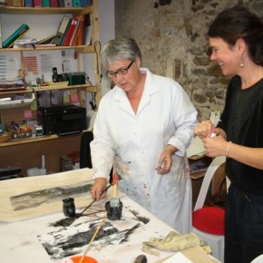 De g. à dr. : Geneviève et Mélanie Le Page, animatrice des ateliers d'arts plastiques